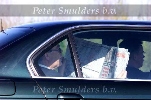 Amsterdam 7 mei 2001
Direkteur  van Heineken ,Carel Vuursteenleest achterin zijn auto de krant.

Peter