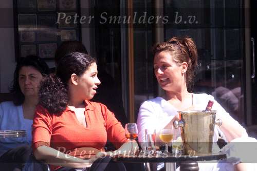 Amsterdam 7 mei 2001
Carmen Rijkaard op terras met een vriend.