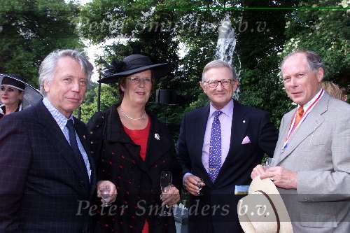 Breukelen 13 juni 2001
Haringparty op Neyenrode.
Pieter v Vollenhoven Annemarie Jorritsma en Cees Dam