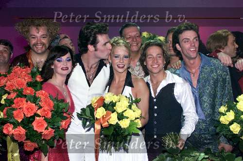 Utrecht 24 juni 2001
Premiere van Saturday Night Fever in Utrecht
Joost de Jong en Chantal Janzen en Claudia de Graaf (rood) en Duncan Anepool (rechts)