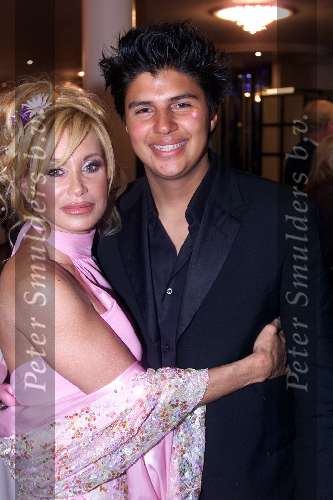 Scheveningen 19 juni 2001
Premiere van Pearl Harbour in het Pathe theater in Scheveningen.
Connie Breukhoven met haar zoon Jordi