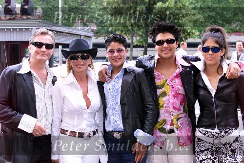 Utrecht 24 juni 2001
Premiere van Saturday Night Fever in Utrecht
Connie Breukhoven en Hans Breukhoven met gezin