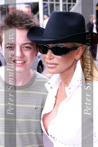 Utrecht 24 juni 2001
Premiere van Saturday Night Fever in Utrecht
Connie Breukhoven sexy