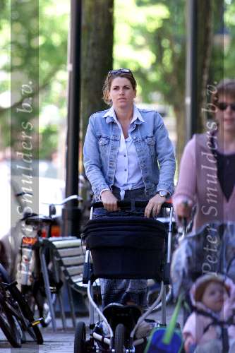 Amsterdam 7 mei 2001
Danielle Overgaag met de kinderwagen