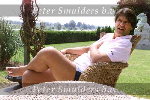 Arnhaem 24 juni 2001

Emile Ratelband in zijn tuin.

Peter Smulders bv