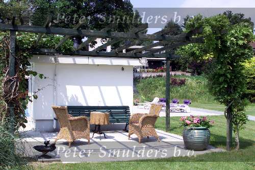 24 juni 2001
Het huis, zwembad en tuin van Emile Ratelband