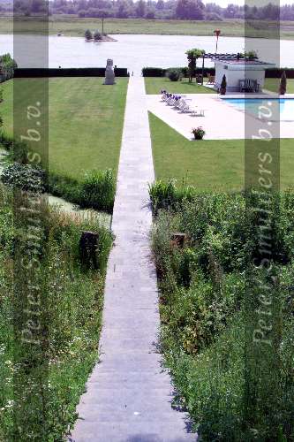 24 juni 2001
Het huis, zwembad en tuin van Emile Ratelband