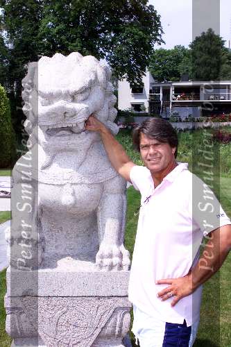 24 juni 2001
Het huis, zwembad en tuin van Emile Ratelband