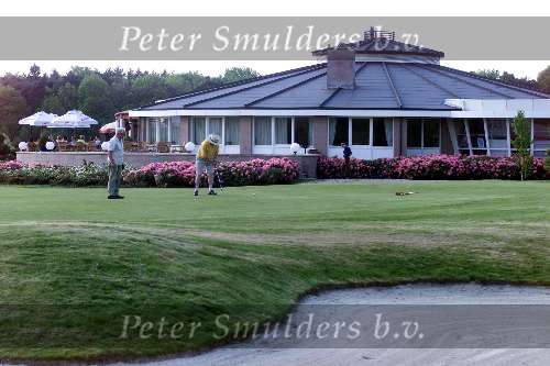 Veldhoven 11 mei 2001
Golfbaan Gendersteyn.
Puttinggreen en clubhuis  Golfen