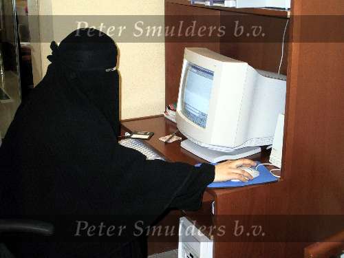 Dubai
Een arabische gesluierde dame achter de computer om te internetten en e-mails te versturen