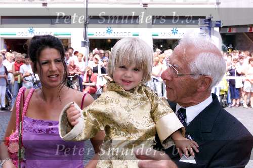 Den Bosch 29 juni 2001
 Albert Verlinden en Onno Hoes trouwen.
Isa Hoes met vader en hun zoontje Merlijn.