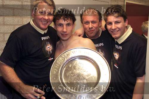 Eindhoven 6 mei 2001
PSV-Heerenveen 3-0
PSV Landskampioen 2000/2001
Jan Formannoy en zoon met mark v Bommel en Mart v d Heuvel