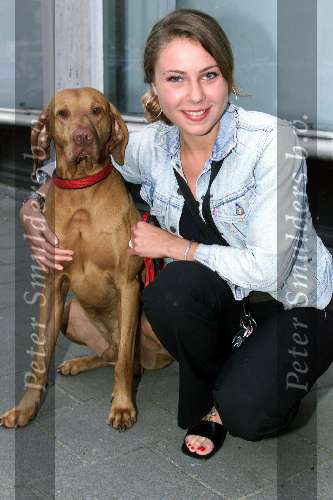 Amsterdam 14 juni 2001
Presentatie van het nieuwe internetbedrijf van Johnny de Mol Jr.
Nova van Dijk met haar hond