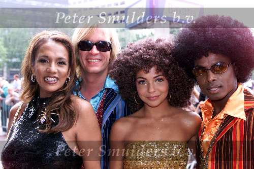 Utrecht 24 juni 2001
Premiere van Saturday Night Fever in Utrecht
Georgina Verbaan en Juan Wells en Patty Brard met man