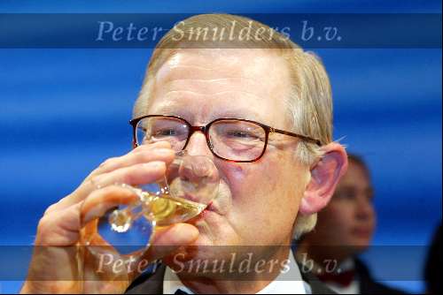 Utrecht 9 november 2003
Premiere Mama Mia in Utrec ht
bjorn Ulvaeus  
pieter v vollenhoven met een glaasje champagne