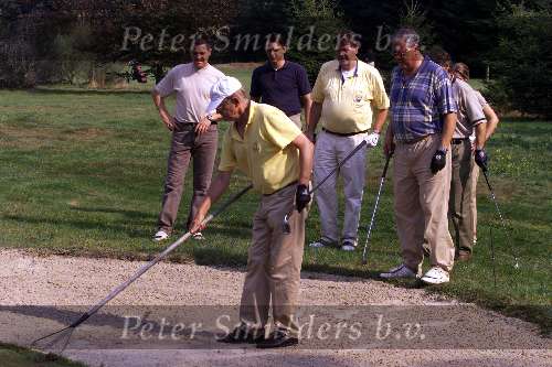 EINDHOVEN, 12 SEPTEMBER 1999
Golfbaan Welschap Slachtofferhulp
Pieter v Vollenhoven Raymond Bullens Henk Heister
Golfen
