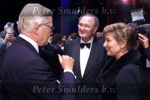 SCHEVENINGEN 21 OKTOBER 2001
PREMIERE van AIDA in het circustheater.
Pieter v Vollenhoven en Joop v d Ende en Janine v d Ende