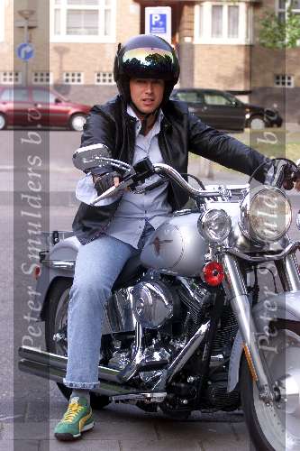 Amsterdam 15 juni 2001
Presentatie van het nieuwe internetbedrijf van Johnny de Mol 
Winston Gerschtanowitz op zijn harley Davidson
