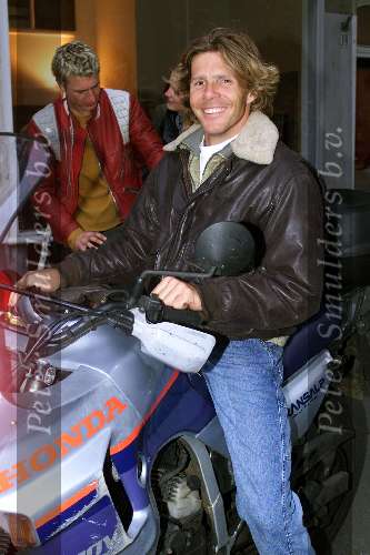 Amsterdam 14 juni 2001
Presentatie van het nieuwe internetbedrijf van Johnny de Mol 
Wouter Nicolaas op zijn moter