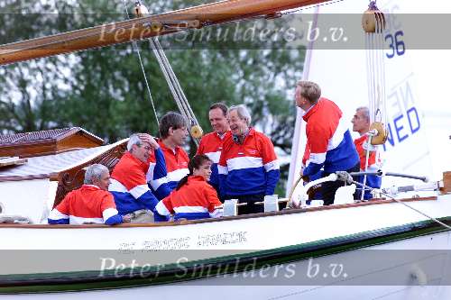 Muiden 9 juni 2001
Prins Willem Alexander en Yvonne v Gennip, Cees Wolzak, Jan Loorbach en Ruud Onstein varen met de Groene Draeck. Allen zijn lid van de club van 144