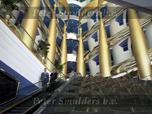 Dubai 7 Mei 2001
Het duurste en mooiste hotel van de wereld
Zes sterren hotel Burj Al Arab
Het gehele interieur van bladgoud