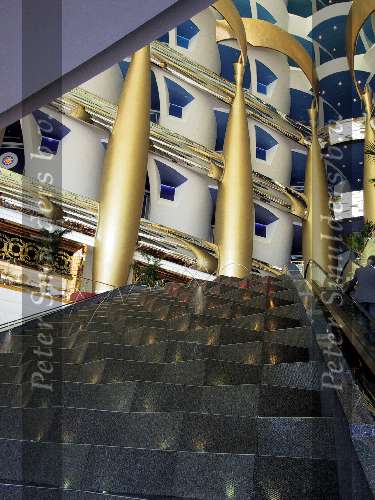 Dubai 7 Mei 2001
Het duurste en mooiste hotel van de wereld
Zes sterren hotel Burj Al Arab
Het gehele interieur van bladgoud