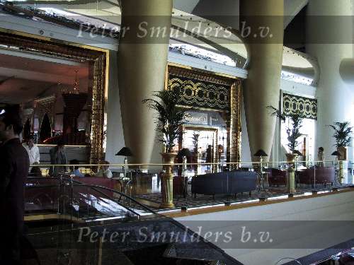 Dubai 7 Mei 2001
Het duurste en mooiste hotel van de wereld
Zes sterren hotel Burj Al Arab
Het gehele interieur van bladgoud