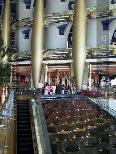 Dubai 7 Mei 2001
Het duurste en mooiste hotel van de wereld
Zes sterren hotel Burj Al Arab
Het gehele interieur van bladgoud