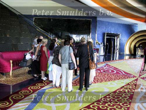 Dubai 7 Mei 2001
Het duurste en mooiste hotel van de wereld
Zes sterren hotel Burj Al Arab
Het gehele interieur van bladgoud
