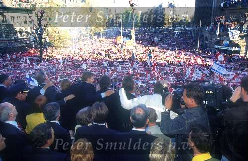 AJAX Supporters met veel vlaggen
Israelische vlag die hun kampioen aanmoedigen op het Leidsche Plein 1995/1996