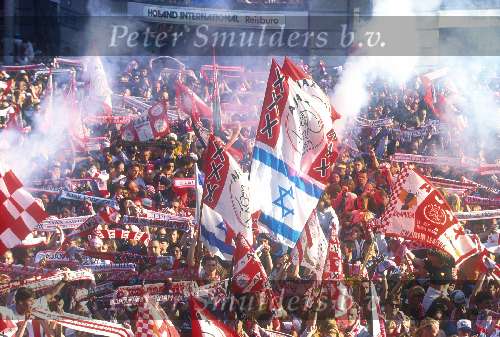 AJAX Supporters met veel vlaggen
Israelische vlag