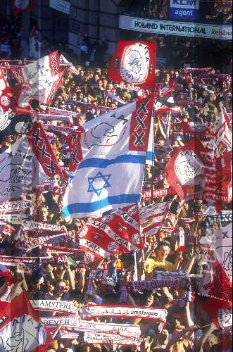 AJAX Supporters met veel vlaggen
Israelische vlag