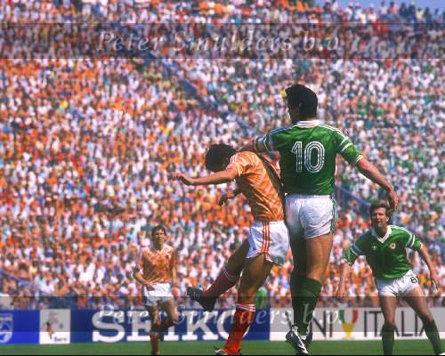 Berry v Aerle spelend voor het Nederlands elftal tegen Ierland tijdens het Europees Kampioenschap Voetbal in Duitsland 1988