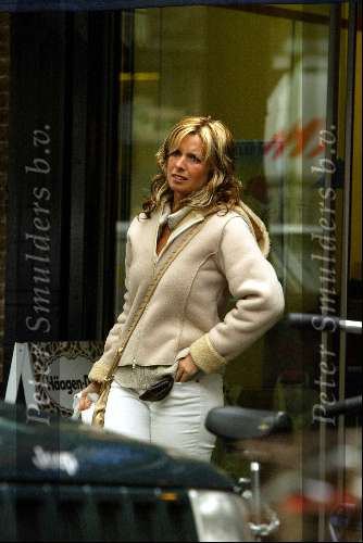 Amsterdam 12 juni 2002
Candy Dulfer shoppen Cornelis Schuytstraat