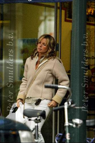 Amsterdam 12 juni 2002
Candy Dulfer shoppen Cornelis Schuytstraat
