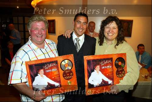 Scheveningen 24 juni 2002
Marianne Weber 10 jaar artiest..
Emile Hartkamp, Lesley Onk en Norus
