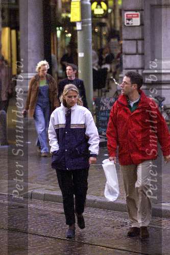 Den Haag 3 juni 1999
Emily Bremers met haar vriend  Baron Floris van Hovell van Wezeveld en Westerflier wandelend in het centrum van Den Haag


P
