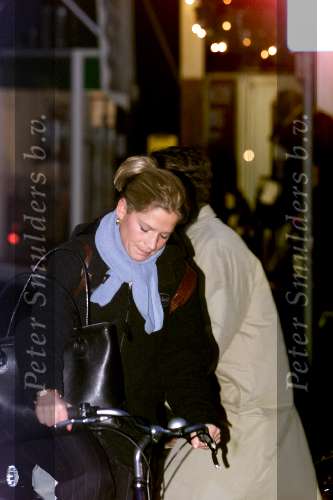 Den Haag 7 december 2000
Emily Bremers op weg naar haar nieuwe baan bij Shell.