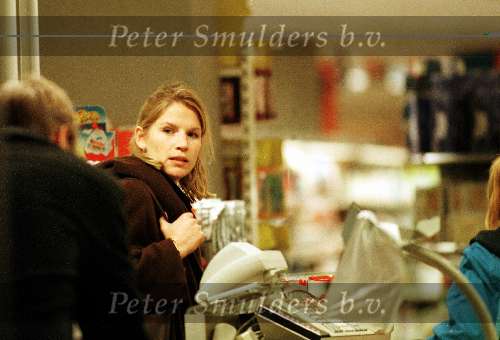Den Haag 19 januari 1999
Emily Bremers shoppend bij de Albert Heijn in Den Haag.