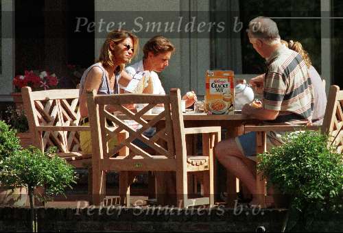 Emily Bremers met haar ouders een ontbijt nuttigend in de tuin in Brasschaat.
7 Juni 1996