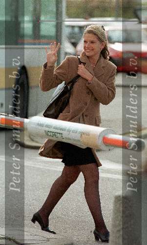 Schiphol 20 april 1998
Emily Bremers zwaaiend naar een security bij aankomst op haar werk bij de KLM.
