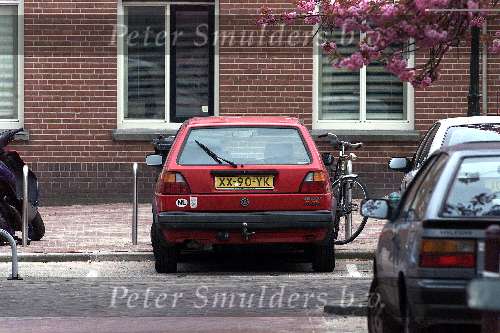 Den Haag 21 april 2000
Bloemen bij Emily Bremers op de Nieuwe schoolstraat 91
in Den Haag.
Emily haar auto