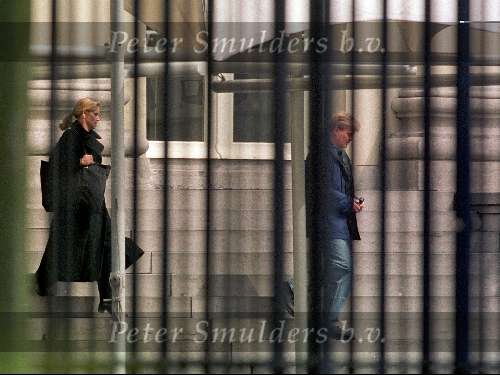Emily Bremers en Prins Willem Alexander gefotografeerd op de trappen bij het paleis van Prins Willem Alexander.
Den Haag.
Den Haag 21 april 1998