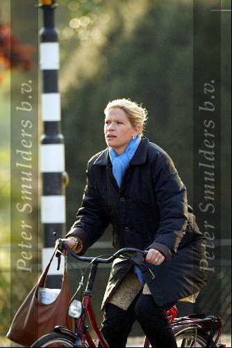 Den Haag 24 april 2003
emily bremers op fiets