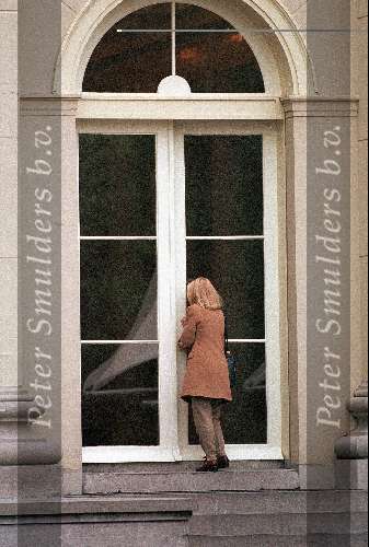 Emily Bremers bij het paleis van Prins willem Alexander 
25 Juni 1998