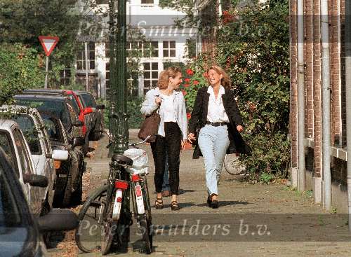 Den Haag, 26 september 1998
Emily Bremers met een vriendin wandelend erg opgelucht n abekendmaking van het eind van de relatie met Prins Willem Alexander