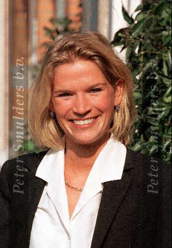 Den Haag 26 september 1998
Emily Bremers wandelend door Den Haag nadat bekend is geworden dat de relatie met Prins Willem Alexander voorbij zou zijn.