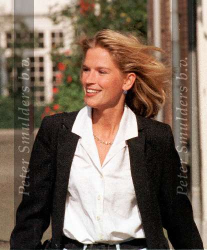 Den Haag 26 september 1998
Emily Bremers wandelend door Den Haag nadat bekend is geworden dat de relatie met Prins Willem Alexander voorbij zou zijn.