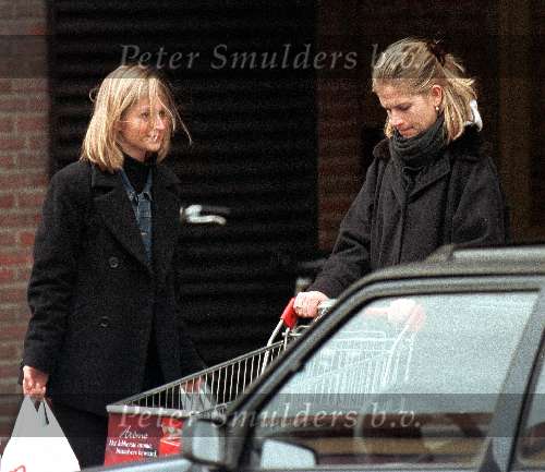 Belgie, 28 november  1998
Emily Bremers samen met haar zus shoppend