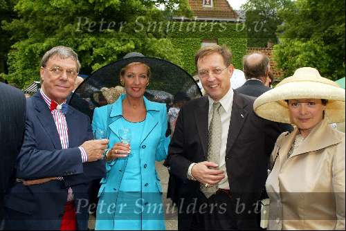 Breukelen11 juni 2002
Haringparty Neijenrode
mevr. Schroder van biodermal Frans Molenaar enJan  Swinkels